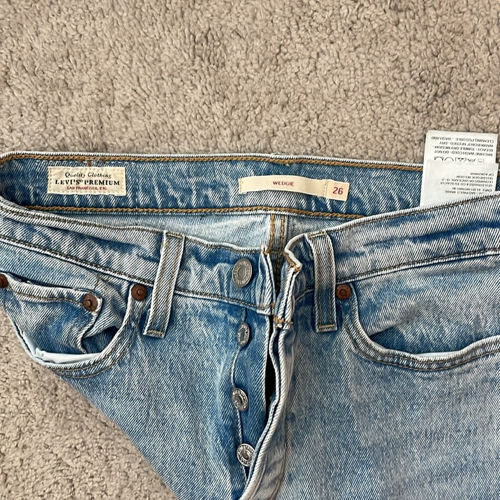 Levis - Picture 5 of 5